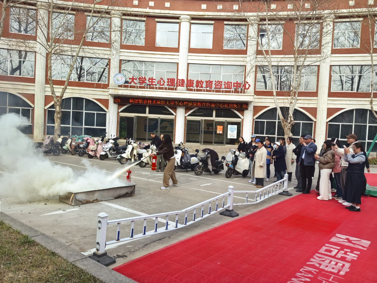 ued官网开展教职工消防安全专题培训